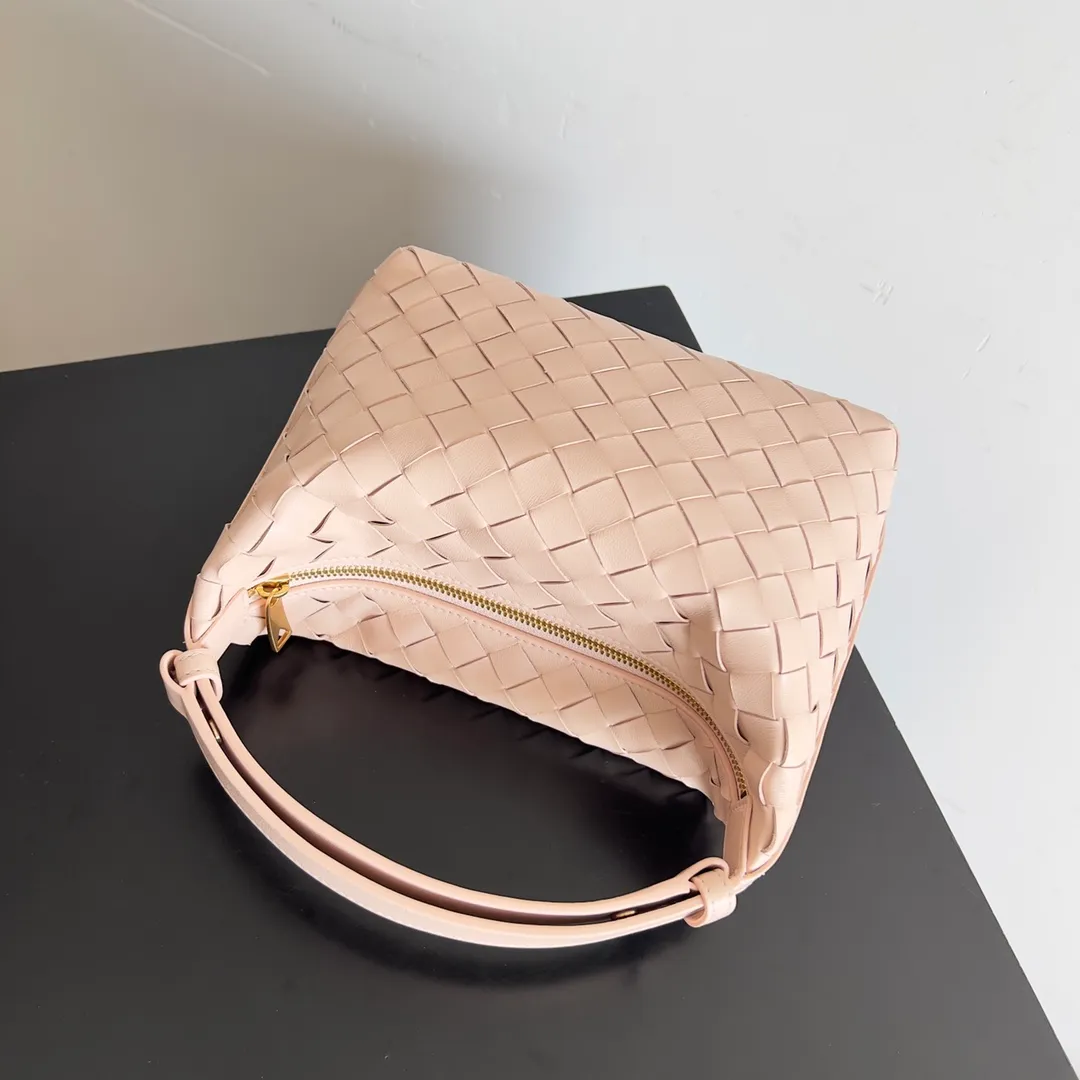 Batch 1360 It is predicted that BV Bottega’s lunch bag will be popular again this year. The entire bag is made of top nappa lambskin, which is very soft and lightweight. It also uses the intrecciato weaving process that the two founders spent several months developing from the beginning of the brand. It is completely hand-woven by Italian craftsmen. It perfectly reflects the craftsmanship of Bottega. The entire bag shape is also a very practical and popular lunch box bag type. The slightly curved arc of the bag mouth can also better fit our wrists. Style number: 754443 Size: 22*13*9